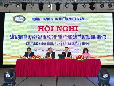Phó Thống đốc NHNN Phạm Quang Dũng, ông Trần Báu Hà, Phó Chủ tịch UBND tỉnh Hà Tĩnh và các lãnh đạo trong ngành ngân hàng điều hành Hội nghị.