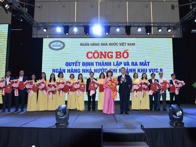 Phó Thống đốc NHNN Phạm Quang Dũng trao Quyết định điều động, bổ nhiệm nhân sự Khu vực 8