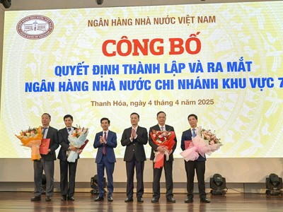 Phó Thống đốc NHNN Phạm Quang Dũng trao quyết định cho Ban lãnh đạo NHNN Khu vực 7