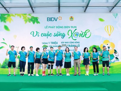 Các lãnh đạo BIDV và khách mời phát động chương trình “BIDV RUN - Vì cuộc sống Xanh” mùa thứ 5 tại Hà Nội sáng ngày 20/4.