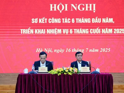 Ông Trần Lưu Quang, Bí thư Trung ương Đảng, Trưởng Ban Chính sách, chiến lược Trung ương và ông Thái Thanh Quý, Ủy viên Trung ương Đảng, Phó Trưởng Ban Thường trực, Bí thư Đảng ủy cơ quan chủ trì Hội nghị