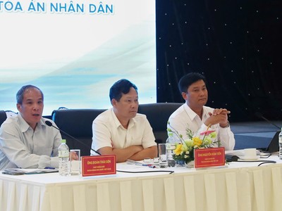 Phó Thống đốc NHNN Đoàn Thái Sơn (bên trái), ông Nguyễn Văn Tiến, Ủy viên Ban Thường vụ Đảng ủy, Phó Chánh án Toà án Nhân dân tối cao (giữa); ông Phạm Toàn Vượng, Chủ tịch Hội đồng Hiệp hội Ngân hàng Việt Nam, Tổng Giám đốc Agribank (bên phải) đồng chủ trì Hội thảo