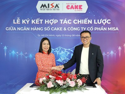 Bà Nguyễn Thị Ngoan - Giám đốc Tài chính MISA kiêm Giám đốc Công ty cổ phần JETPAY và ông Nguyễn Hữu Quang - CEO Ngân hàng số Cake công bố hợp tác chiến lược giữa hai đơn vị.