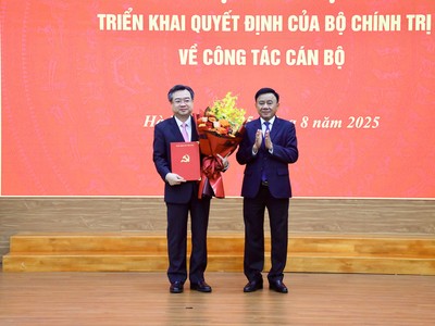 Ông Trần Cẩm Tú, Ủy viên Bộ Chính trị, Thường trực Ban Bí thư đã trao Quyết định của Bộ Chính trị cho tân Trưởng Ban Chính sách, chiến lược Trung ương, Ủy viên Trung ương Đảng Nguyễn Thanh Nghị.