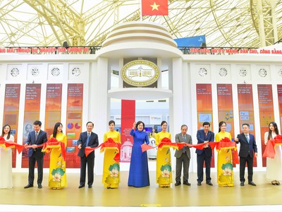 Khai mạc gian trưng bày Triển lãm thành tựu ngành Ngân hàng