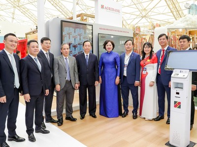 Thống đốc NHNN Nguyễn Thị Hồng và các đại biểu tham quan Gian hàng triển lãm của Agribank