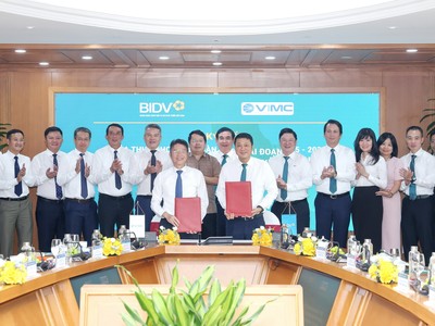 Tổng Giám đốc BIDV Lê Ngọc Lâm và Tổng Giám đốc VIMC Lê Anh Sơn đại diện hai đơn vị ký thỏa thuận