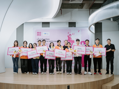 Tại Lễ Khởi động dự án, 10 bạn sinh viên đã nhận phần học bổng giá trị từ “Grow with MoMo”.