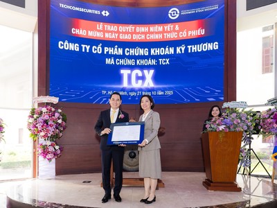 Bà Trần Anh Đào, Phó tổng giám đốc Phụ trách Ban điều hành Sở GDCK TP.HCM trao quyết định niêm yết cho ông Nguyễn Xuân Minh, Chủ tịch TCBS