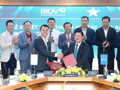 Ông Nguyễn Phúc Long (Chủ tịch Câu lạc bộ Sao Vàng đất Việt) và ông Đoàn Việt Nam (Phó Tổng Giám đốc BIDV) đại diện hai đơn vị ký kết thỏa thuận hợp tác