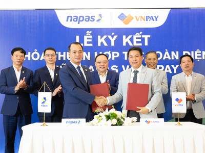 Lễ ký kết có sự tham dự của đại diện lãnh đạo Ngân hàng Nhà nước cùng lãnh đạo NAPAS và VNPAY.