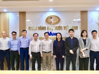 Ông Trần Trung Dũng, Chủ tịch Hội đồng thành viên (thứ 5 từ trái sang) cùng Ban Lãnh đạo VAMC và bà Song Euneui, Phó giám đốc Quốc gia KOICA Việt Nam (thứ 4 từ phải sang) cùng các lãnh đạo KOICA.