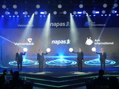 Các đại biểu thực hiện nghi lễ công bố mở rộng triển khai dịch vụ thanh toán QR giữa Việt Nam - Trung Quốc