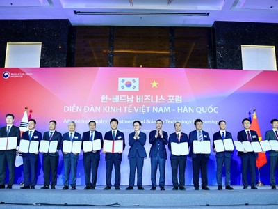 Tổng giám đốc Agribank Phạm Toàn Vượng (thứ hai từ trái sang) cùng các doanh nghiệp nhận văn bản ký kết hợp tác giữa các doanh nghiệp và tổ chức hai nước