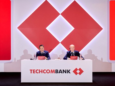 Chủ tịch HĐQT Techcombank Hồ Hùng Anh và Tổng giám đốc Jens Lottner điều hành phiên thảo luận 