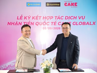 Ông Nguyễn Hữu Quang, CEO Ngân hàng số Cake (phải) và ông Trương Hồng Hoàng - Giám đốc Phát triển kinh doanh ngành hàng dịch vụ của CTCP Đầu tư Điện máy Xanh công bố hợp tác mở rộng phân phối dịch vụ nhận tiền quốc tế Cake GlobalX