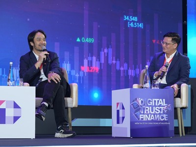 Ông Trần Công Quỳnh Lân, Phó Tổng giám đốc VietinBank thảo luận với ông Thái Trí Hùng, Phó Tổng giám đốc phụ trách Trung tâm Công nghệ thông tin, Tập đoàn công nghệ tài chính MoMo 