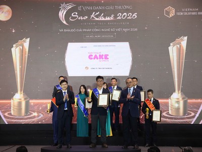 Đại diện Ngân hàng số Cake nhận Giải thưởng Sao Khuê 2026