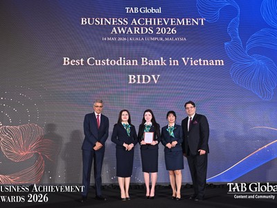 Đại diện BIDV nhận giải thưởng từ TAB