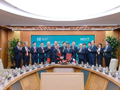 Tổng Giám đốc BIDV Lê Ngọc Lâm và Tổng Giám đốc VDB Đào Quang Trường đại diện hai ngân hàng ký kết Thỏa thuận 
