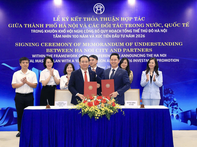 Ông Đoàn Ngọc Lưu, Phó Tổng Giám đốc Agribank và Sở Tài chính Hà Nội ký kết Biên bản ghi nhớ hợp tác, mở rộng cơ chế phối hợp trong nghiên cứu và phát triển các kênh huy động vốn trung, dài hạn phục vụ các dự án hạ tầng chiến lược của Thủ đô