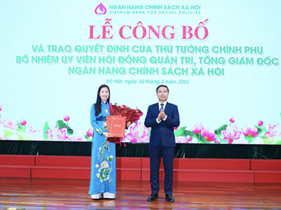 Thừa ủy quyền của Thủ tướng Chính phủ, Thống đốc NHNN Việt Nam Phạm Đức Ấn - Chủ tịch HĐQT NHCSXH đã trao Quyết định bổ nhiệm cho bà Nguyễn Thị Hằng