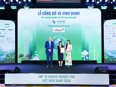 Bà Nguyễn Ánh Vân – Phó Tổng Giám đốc LPBank (ở giữa) đại diện Ngân hàng nhận giải thưởng Top 10 Ngân hàng ESG Việt Nam Xanh 2026 do Viet Research phối hợp cùng Báo Tài chính - Đầu tư tổ chức.