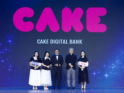 Ông Nguyễn Hữu Quang, CEO Ngân hàng số Cake (chính giữa) và cán bộ Cake chụp ảnh lưu niệm cùng lãnh đạo HR Asia Awards tại sự kiện.