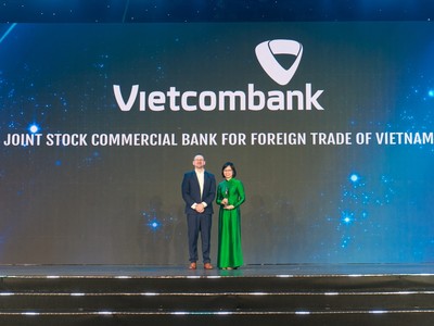 Bà Tô Thị Phương Dung - Trưởng Phòng Chính sách & Kế hoạch nhân sự đại diện Vietcombank nhận cúp "Harmonia" từ Ban Tổ chức