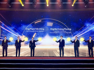 Ông Bùi Hoàng Phương - UV Dự khuyết BCHTW Đảng, Thứ trưởng Bộ Khoa học và Công nghệ (thứ 3 từ phải sang), ông Phạm Tiến Dũng – Phó Thống đốc NHNN Việt Nam (thứ 3 từ trái sang) cùng Ban lãnh đạo LPBank và Vietnam Post thực hiện nghi thức chúc mừng 15 năm hợp tác chiến lược giữa hai đơn vị