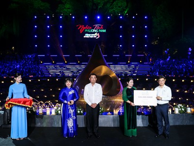 Đại diện Ban Lãnh đạo Ngân hàng TMCP Ngoại thương Việt Nam tham dự và trao quà tại sự kiện