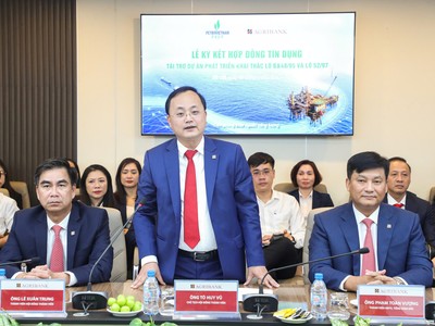 Tham dự Lễ ký kết, về phía Agribank có ông Tô Huy Vũ - Chủ tịch Hội đồng thành viên (đứng); ông Phạm Toàn Vượng - Thành viên Hội đồng thành viên, Tổng Giám đốc (ngồi bên phải) cùng các thành viên Ban lãnh đạo