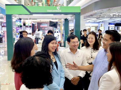 Ông Lê Quang Hòa - Ủy viên Ban Thường vụ Tỉnh ủy, Phó Chủ tịch UBND tỉnh Hưng Yên; bà Lê Hoàng Oanh - Cục trưởng Cục Thương mại điện tử, Bộ Công Thương cùng đại diện đại biểu, khách mời tham quan và trải nghiệm các giải pháp tài chính số tại gian hàng Vietcombank trong khuôn khổ chương trình
