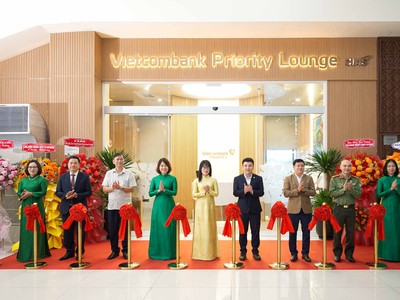 Đại diện lãnh đạo Vietcombank, CIAS và các cơ quan, đơn vị tại Cảng hàng không quốc tế Cam Ranh thực hiện nghi thức cắt băng khai trương Vietcombank Priority Lounge Cam Ranh 