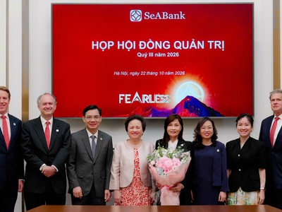 Bà Trần Thị Thanh Thủy, Chủ tịch HĐQT SeABank (người cầm hoa)