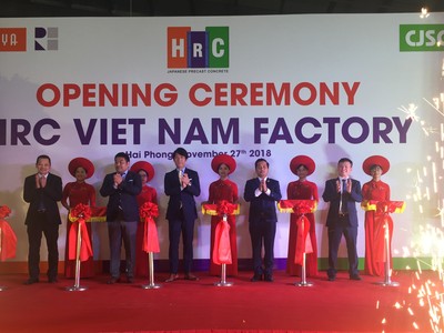 Các đại biểu cắt băng khánh thành nhà máy.