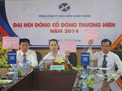 Đoàn Chủ tịch (Từ trái qua phải: Ông Đoàn Nguyên Ngọc - PCT HĐQT - Phó Tổng giám đốc, Bà Nguyễn Thị Vui - CT HĐQT, Ông Nguyễn Văn Dũng - Tổng giám đốc)