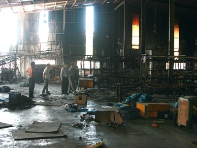 Đoàn công tác Bảo hiểm Bảo Việt khẩn trương tới hiện trường, hỗ trợ khách hàng giải quyết thủ tục bồi thường để khách hàng an tâm, nhanh chóng tái ổn định sản xuất kinh doanh. 