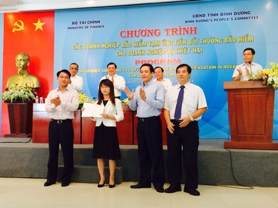 Đại diện Bảo hiểm PJICO  trao bồi thường cho các DN bị thiệt hại