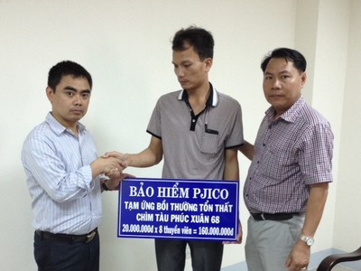 Ông Hoàng Thanh Tùng – PTP. BH Tàu thủy Tổng công ty trao tiền tạm ứng bồi thường cho các trường hợp thuyền viên mất tích