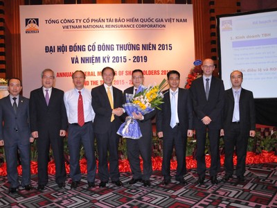 Tân Chủ tịch Vinare và HĐQT nhiệm kỳ mới nhận hoa từ Chủ tịch cũ - ông Trịnh Quang Tuyến