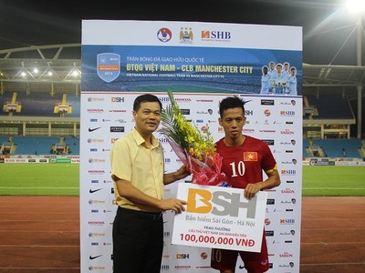 Tổng giám đốc BSH Đỗ Văn Hải trao phần thưởng 100 triệu đồng cho Văn Quyết