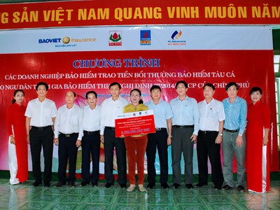 Các doanh nghiệp bảo hiểm trao tiền bồi thường cho bà Phạm Thị Bê