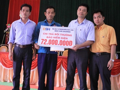 Ông Đỗ Văn Hải – Phó tổng giám đốc BSH trao bồi thường cho anh Nguyễn Bá Hữu
