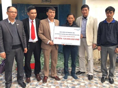 Đại diện VBI và VietinBank trao tiền bồi thường cho gia đình của khách hàng Hoàng Văn Hải
