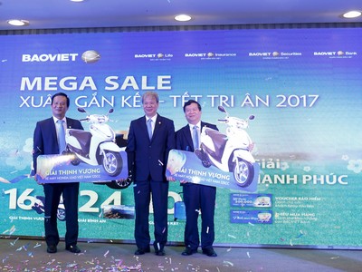 Các khách hàng may mắn nhận được giải thưởng trong đợt 1