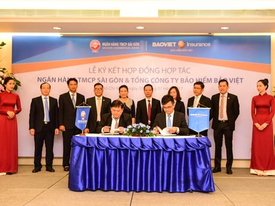Ông Nguyễn Quang Hưng, Phó tổng giám đốc Tổng Công ty Bảo hiểm Bảo Việt và ông Nguyễn Văn Thanh Hải, Phó tổng giám đốc Khối Ngân hàng bán lẻ Ngân hàng Thương mại Cổ phần Sài Gòn ký kết hợp tác 