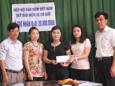 Quỹ Bảo hiểm xe cơ giới  trao hỗ trợ nhân đạo cho nạn nhân ở Nghệ An