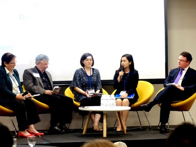 Bà Nguyễn Thanh Hoa, Trưởng ban truyền thông thương hiệu Tập đoàn Bảo Việt (thứ 2 từ phải qua) đang trao đổi tại Hội nghị ASRS.