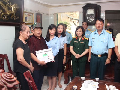 MIC trao 60 triệu đồng cho gia đình chiến sĩ bị tai nạn máy bay Su-22U